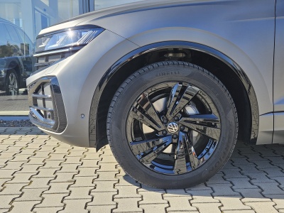 VW Touareg 3.0 TDI R-Line  (pohľad do interiéru)
