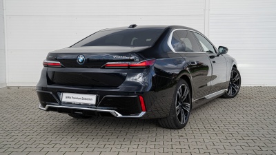 BMW 750e xDrive (pohľad zboku)