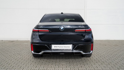 BMW 750e xDrive (pohľad do interiéru)