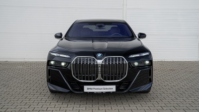 BMW 750e xDrive (pohľad do interiéru)