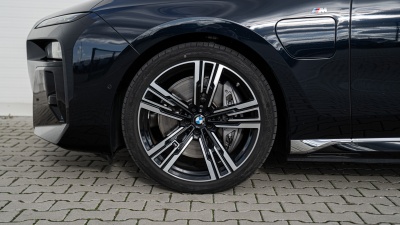 BMW 750e xDrive (pohľad spredu)