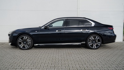 BMW 750e xDrive (pohľad zozadu)