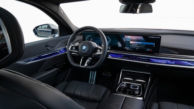 BMW 750e xDrive (pohľad do interiéru)