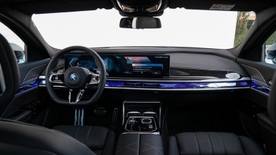 BMW 750e xDrive (pohľad do interiéru)