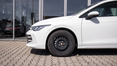 VW Golf 1.5 eTSI (pohľad zozadu)