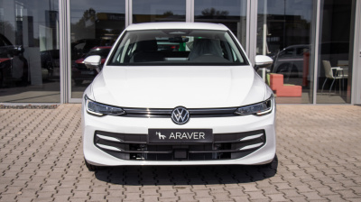 VW Golf 1.5 eTSI (pohľad do interiéru)