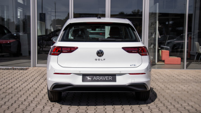 VW Golf 1.5 eTSI (pohľad do interiéru)