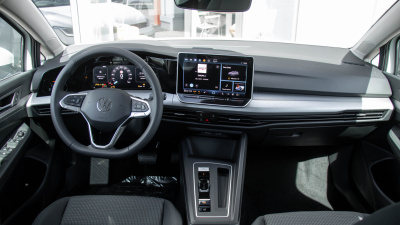 VW Golf 1.5 eTSI (pohľad do interiéru)