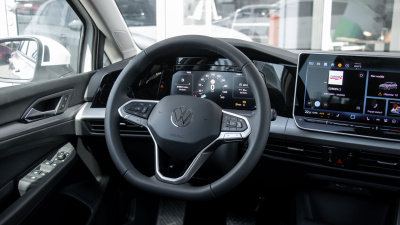 VW Golf 1.5 eTSI (pohľad do interiéru)
