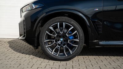 BMW X5 40i xDrive (pohľad spredu)