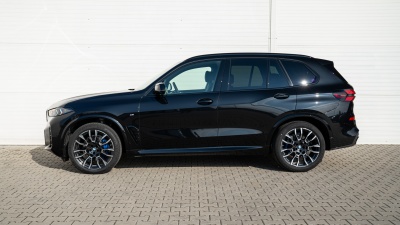 BMW X5 40i xDrive (pohľad zozadu)