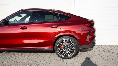 BMW X6 40d xDrive (pohľad zozadu)