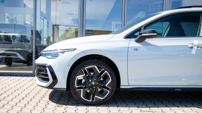 VW Golf Variant 1.5 eTSI R-Line Limited (pohľad zozadu)
