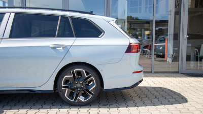 VW Golf Variant 1.5 eTSI R-Line Limited (pohľad spredu)