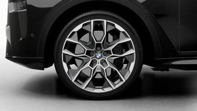 BMW X7 40d xDrive (pohľad spredu)