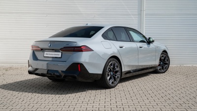 BMW i5 40 eDrive (pohľad zboku)