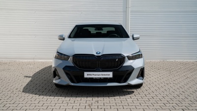 BMW i5 40 eDrive (pohľad do interiéru)