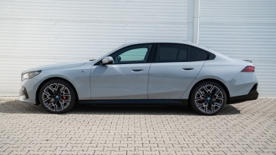 BMW i5 40 eDrive (pohľad zozadu)
