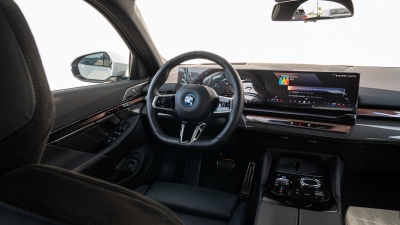 BMW i5 40 eDrive (pohľad do interiéru)