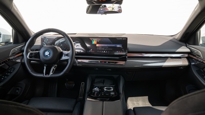 BMW i5 40 eDrive (pohľad do interiéru)