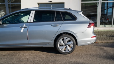 VW Golf Variant 1.5 eTSI Limited (pohľad do interiéru)