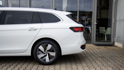 VW Passat Variant 2.0 TDI Business (pohľad spredu)