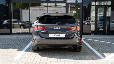 Kia Ceed 1.5 T-GDi Silver (pohľad spredu)