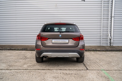 BMW X1 X20D (pohľad zozadu)