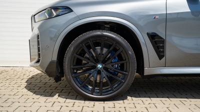 BMW X5 30d xDrive (pohľad spredu)