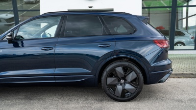 VW Touareg 3.0 TDI R-Line Limited (pohľad do interiéru)