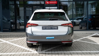 Škoda Octavia combi 1.5 TSI Top Selection (pohľad spredu)