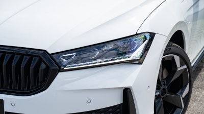 Škoda Superb Combi 1.5 TSI iV Sportline (pohľad spredu)