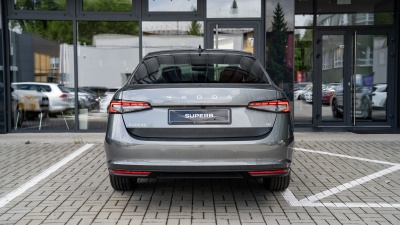 Škoda Superb 1.5 TSI iV Top Selection  (pohľad spredu)