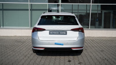 Škoda Octavia Combi 2.0 TDI Selection (pohľad spredu)