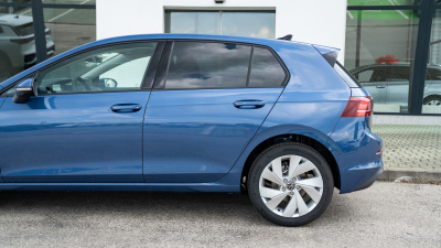 VW Golf 1.5 eTSI Limited (pohľad do interiéru)