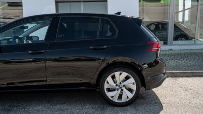 VW Golf 1.5 eTSI Limited (pohľad do interiéru)