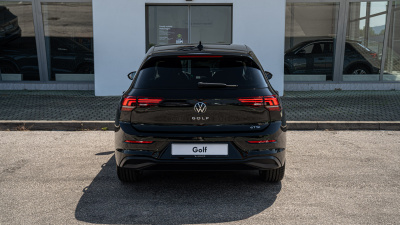 VW Golf 1.5 eTSI Limited (pohľad do interiéru)