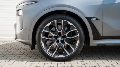 BMW X7 M60i xDrive (pohľad spredu)