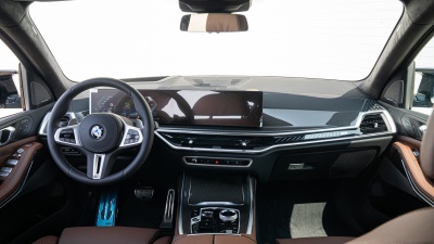 BMW X7 M60i xDrive (pohľad do interiéru)