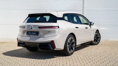 BMW iX 60 xDrive (pohľad zboku)