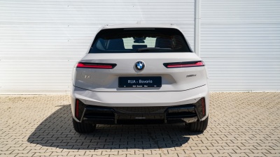 BMW iX 60 xDrive (pohľad do interiéru)