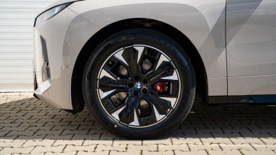 BMW iX 60 xDrive (pohľad spredu)