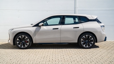 BMW iX 60 xDrive (pohľad zozadu)