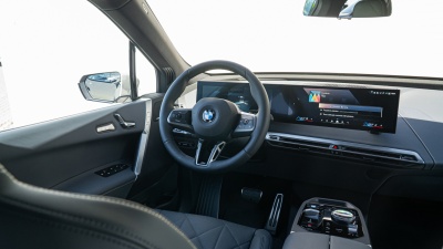 BMW iX 60 xDrive (pohľad do interiéru)
