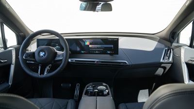 BMW iX 60 xDrive (pohľad do interiéru)