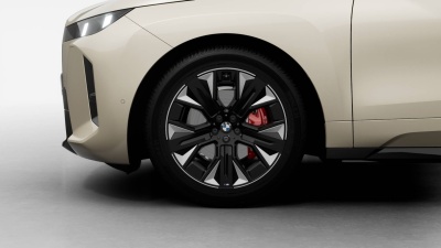 BMW iX 60 xDrive (pohľad spredu)