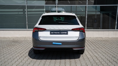 Škoda Octavia Combi 1.5 TSI Top Selection  (pohľad do interiéru)