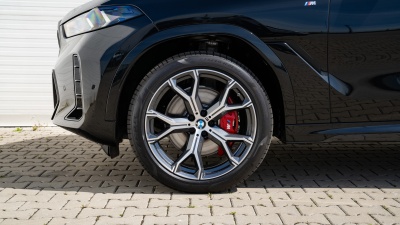 BMW X6 40i xDrive (pohľad spredu)