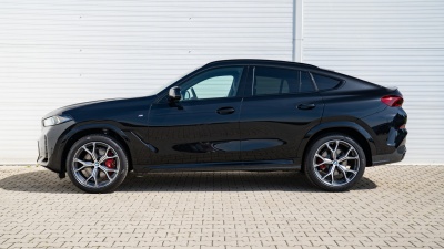 BMW X6 40i xDrive (pohľad zozadu)