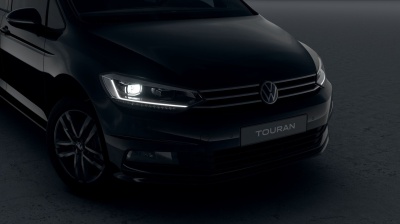 VW Touran 1.5 TSI Limited (pohľad spredu)